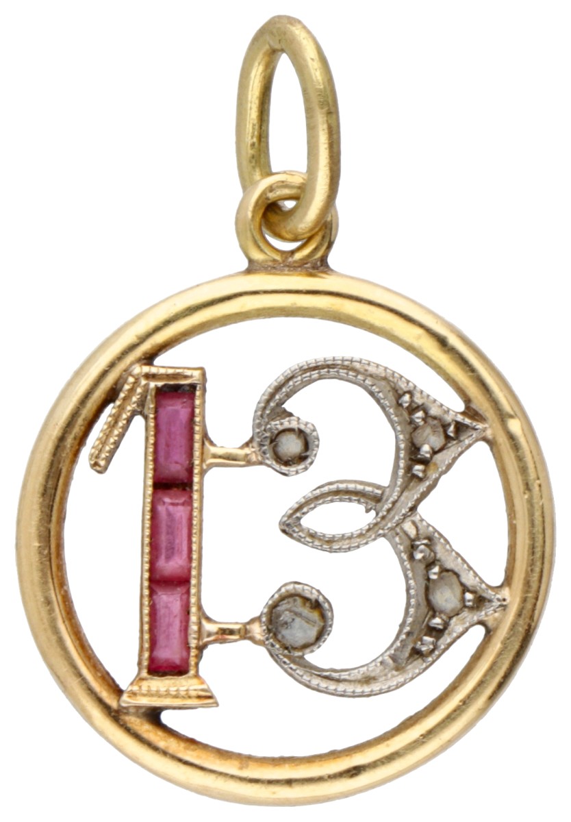 14 kt. Bicolor gouden 'Lucky number 13' hanger bezet met diamant en glasgranaat.