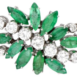 18 kt. Witgouden armband bezet met ca. 1.62 ct. diamant en ca. 1.69 ct. natuurlijke smaragd.