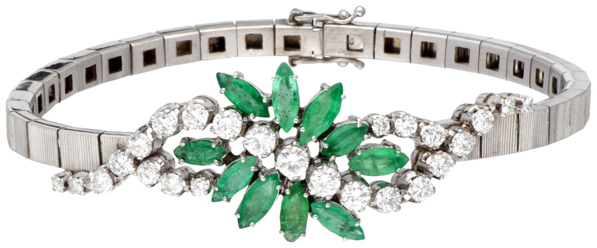18 kt. Witgouden armband bezet met ca. 1.62 ct. diamant en ca. 1.69 ct. natuurlijke smaragd.