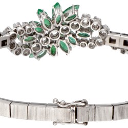 18 kt. Witgouden armband bezet met ca. 1.62 ct. diamant en ca. 1.69 ct. natuurlijke smaragd.