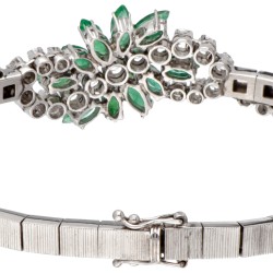 18 kt. Witgouden armband bezet met ca. 1.62 ct. diamant en ca. 1.69 ct. natuurlijke smaragd.