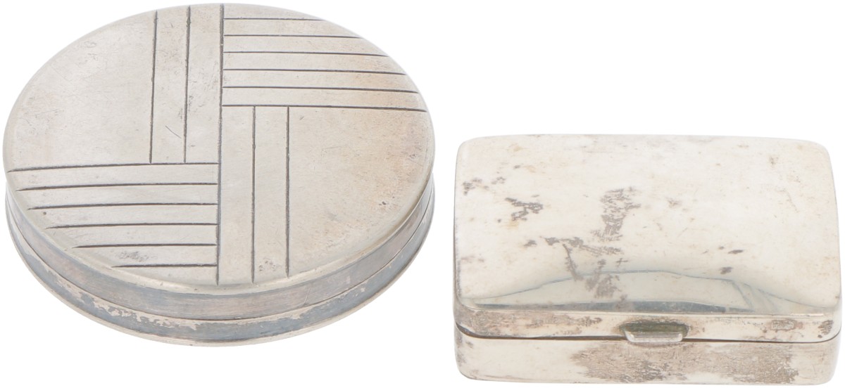 (2) delig lot diverse doosjes zilver.