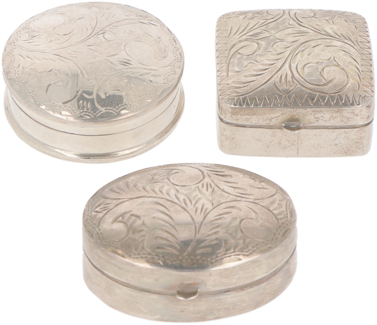 (3) delig lot diverse doosjes zilver.