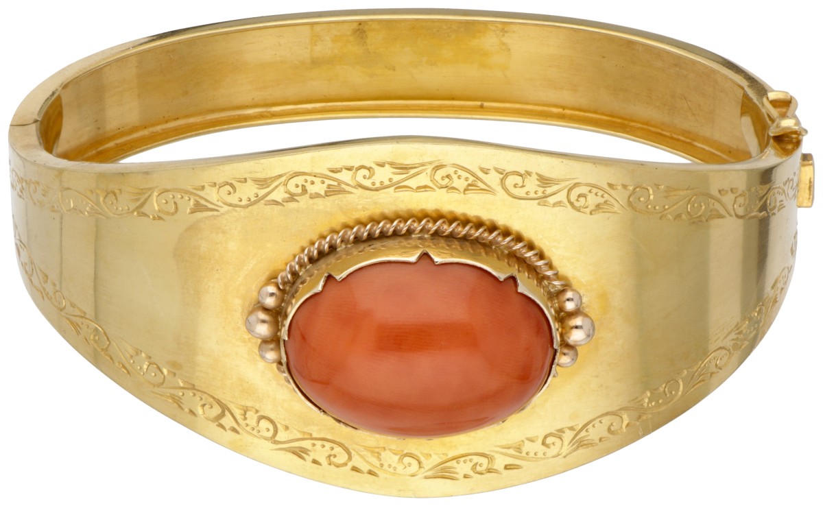 14 kt. Geelgouden vintage bangle armband bezet met ca. 9.70 ct. bloedkoraal.