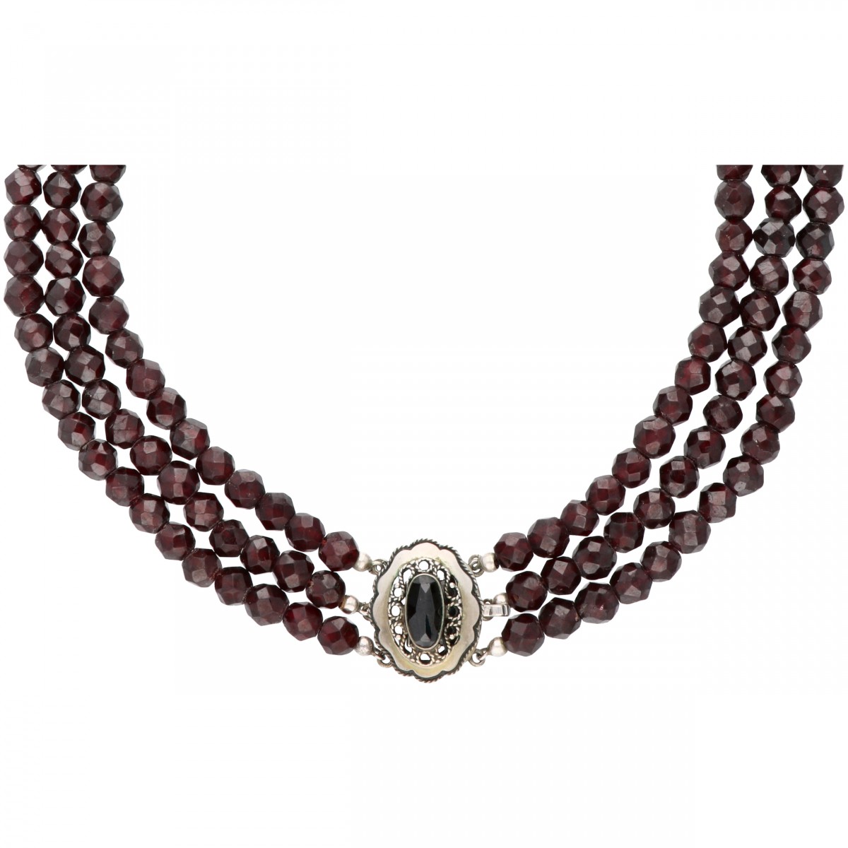 Drierijig granaten collier met een zilveren sluiting - 835/1000.