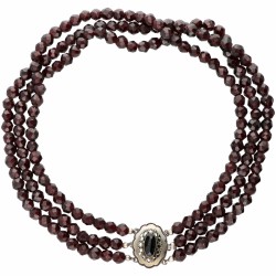 Drierijig granaten collier met een zilveren sluiting - 835/1000.