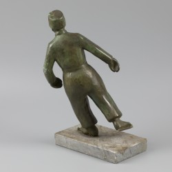 Een bronzen figuurtje van een schaatsende Volendammer visser