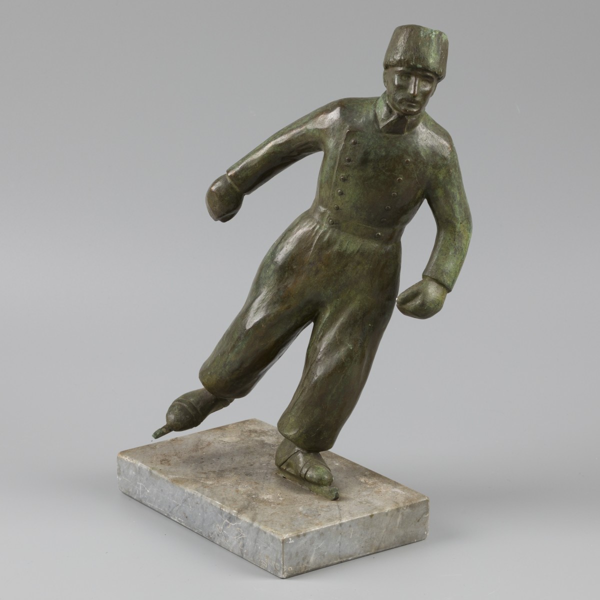 Een bronzen figuurtje van een schaatsende Volendammer visser