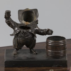 Een lot bestaande uit een bronzen inktpot / luciferhouder in de vorm van een figuurtje, een kist en een kaarten kistje met cherubijnen daarin.