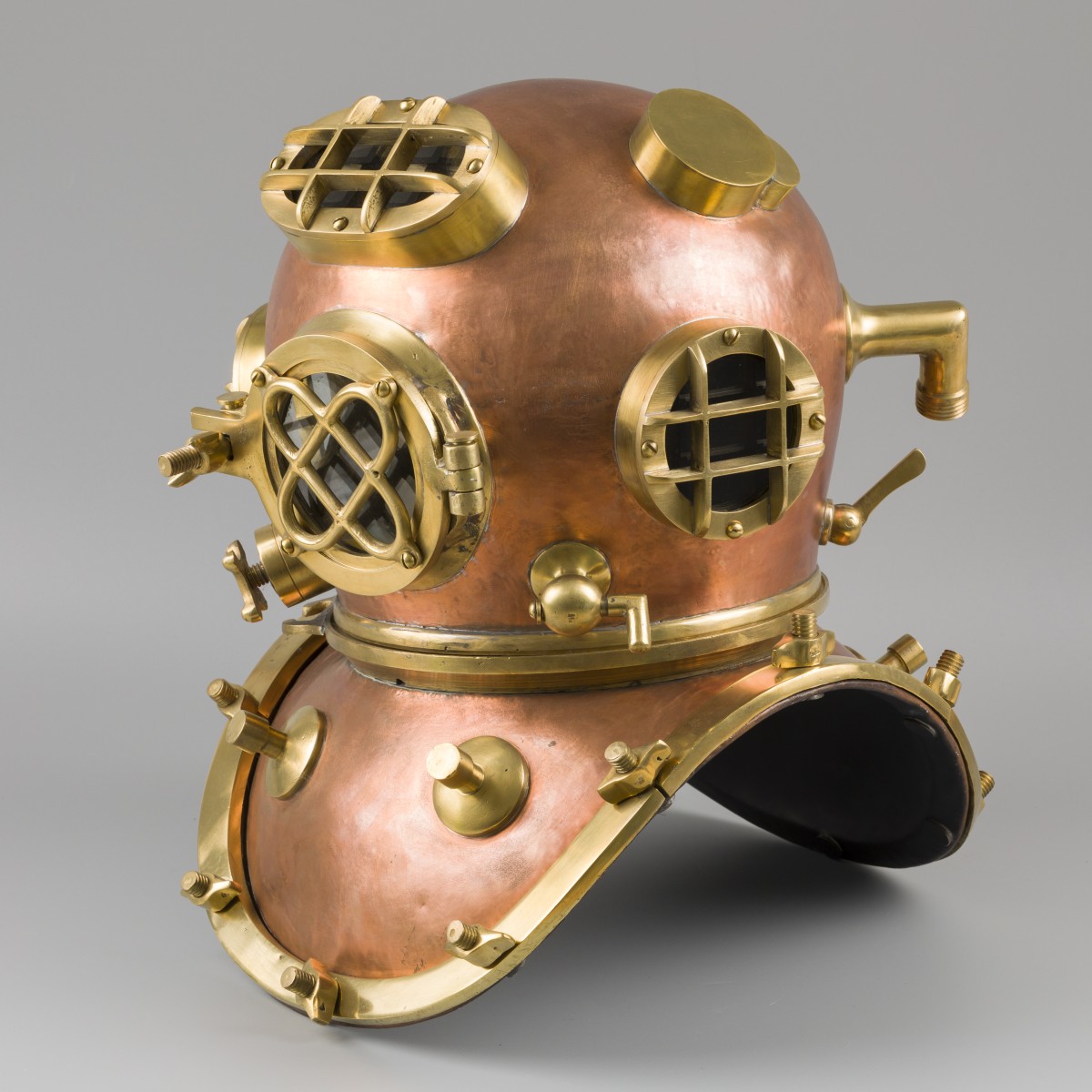 Een zware replica messing en roodkoperen 12-bouts United States Navy duikhelm, Verenigde Staten, 20e eeuw.