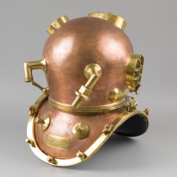 Een zware replica messing en roodkoperen 12-bouts United States Navy duikhelm, Verenigde Staten, 20e eeuw.