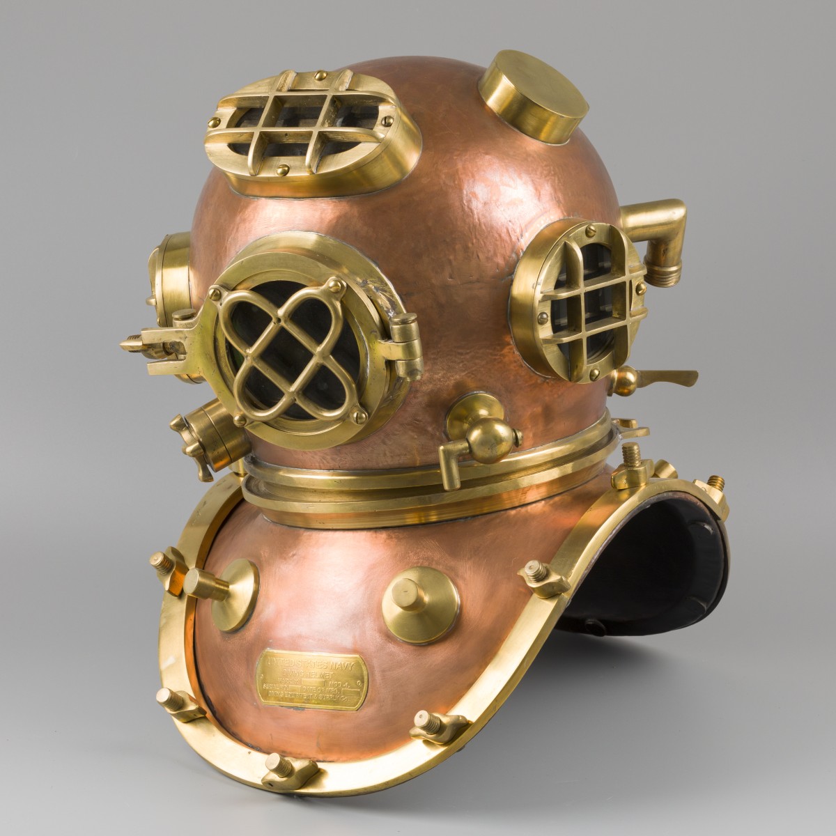 Een replica messing 12-bouts United States Navy duikhelm, Verenigde Staten, 20e eeuw.