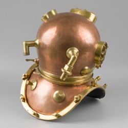 Een replica messing 12-bouts United States Navy duikhelm, Verenigde Staten, 20e eeuw.
