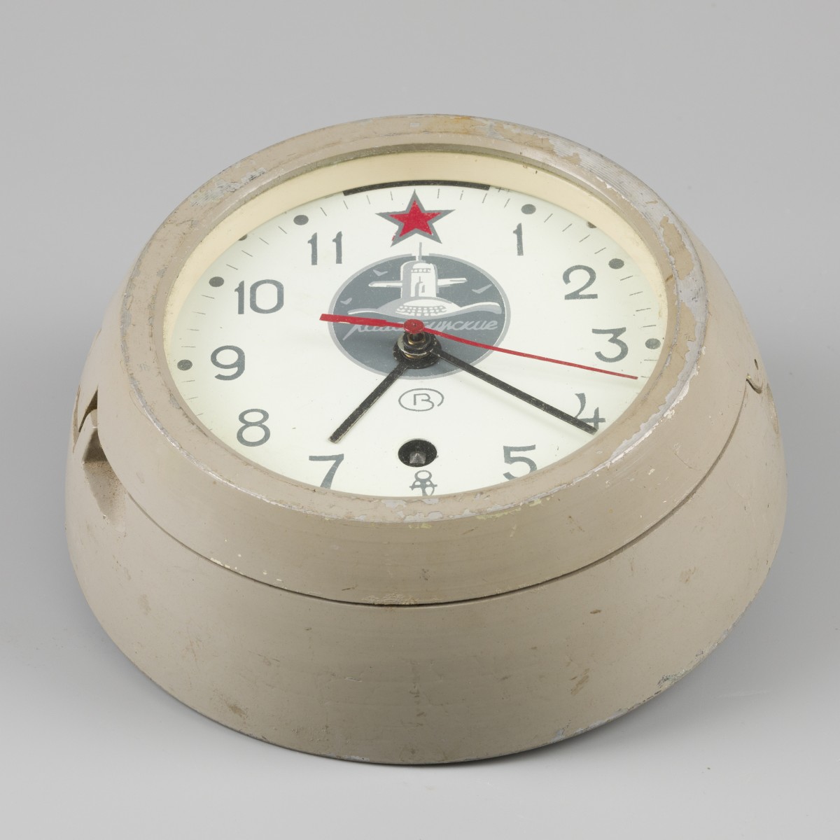 Een Vostok (BOCTOK) maritieme wandklok voor duikboten, Rusland / voormalige U.S.S.R., 2e helft 20e eeuw.