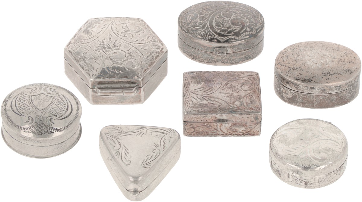 (7) delig lot diverse doosjes zilver.