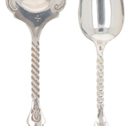 (13) delige set koffielepels & suikerschep zilver.