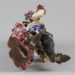 Een porseleinen figuurstuk voorstellende Savinien de Cyrano de Bergerac (Parijs 1619 – 1655 Sannois), Italië, 1e helft 20e eeuw.