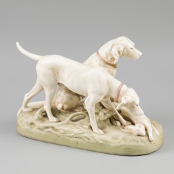 Een aardewerk groep voorstellende twee honden bij een haas in het gras, Bernhard Bloch?. Bohemen, 1e helft 20e eeuw.