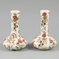 Een set van (2) aardewerk vazen met floraal (transfer) decor. Sarreguemines, 1e helft 20e eeuw.