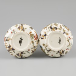 Een set van (2) aardewerk vazen met floraal (transfer) decor. Sarreguemines, 1e helft 20e eeuw.