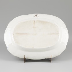 Een aardewerk dienschaal met chinoiserie decor, Mason's Uk, 19e eeuw.