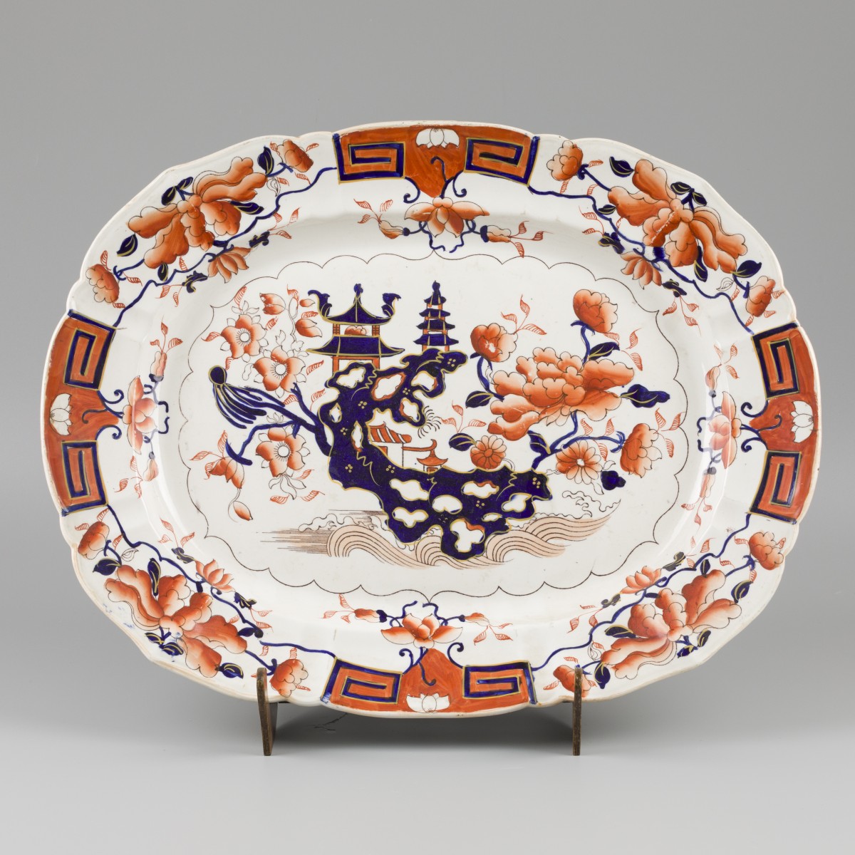 Een aardewerk dienschaal met chinoiserie decor, Mason's Uk, 19e eeuw.