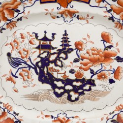 Een aardewerk dienschaal met chinoiserie decor, Mason's Uk, 19e eeuw.