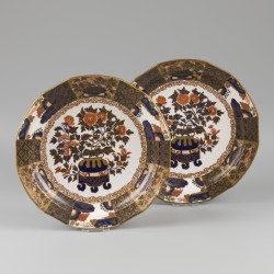 Een set van (2) aardewerken schotels in Delftse stijl. Samson Parijs, 19e eeuw.