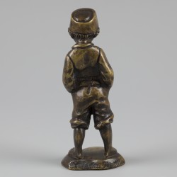 Een bronzen sculptuur van een boerenjongen, Holland(?), ca. 1920.
