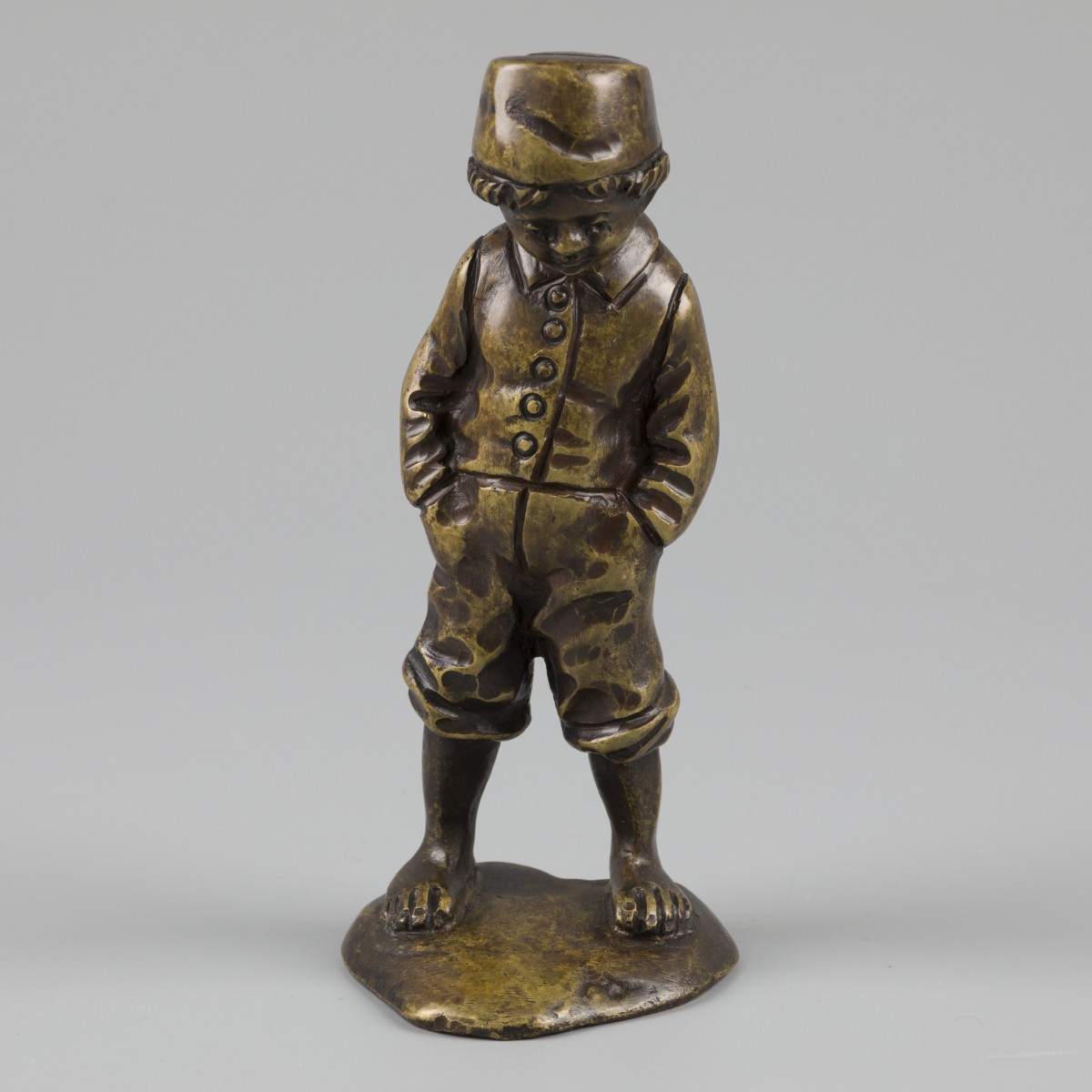 Een bronzen sculptuur van een boerenjongen, Holland(?), ca. 1920.