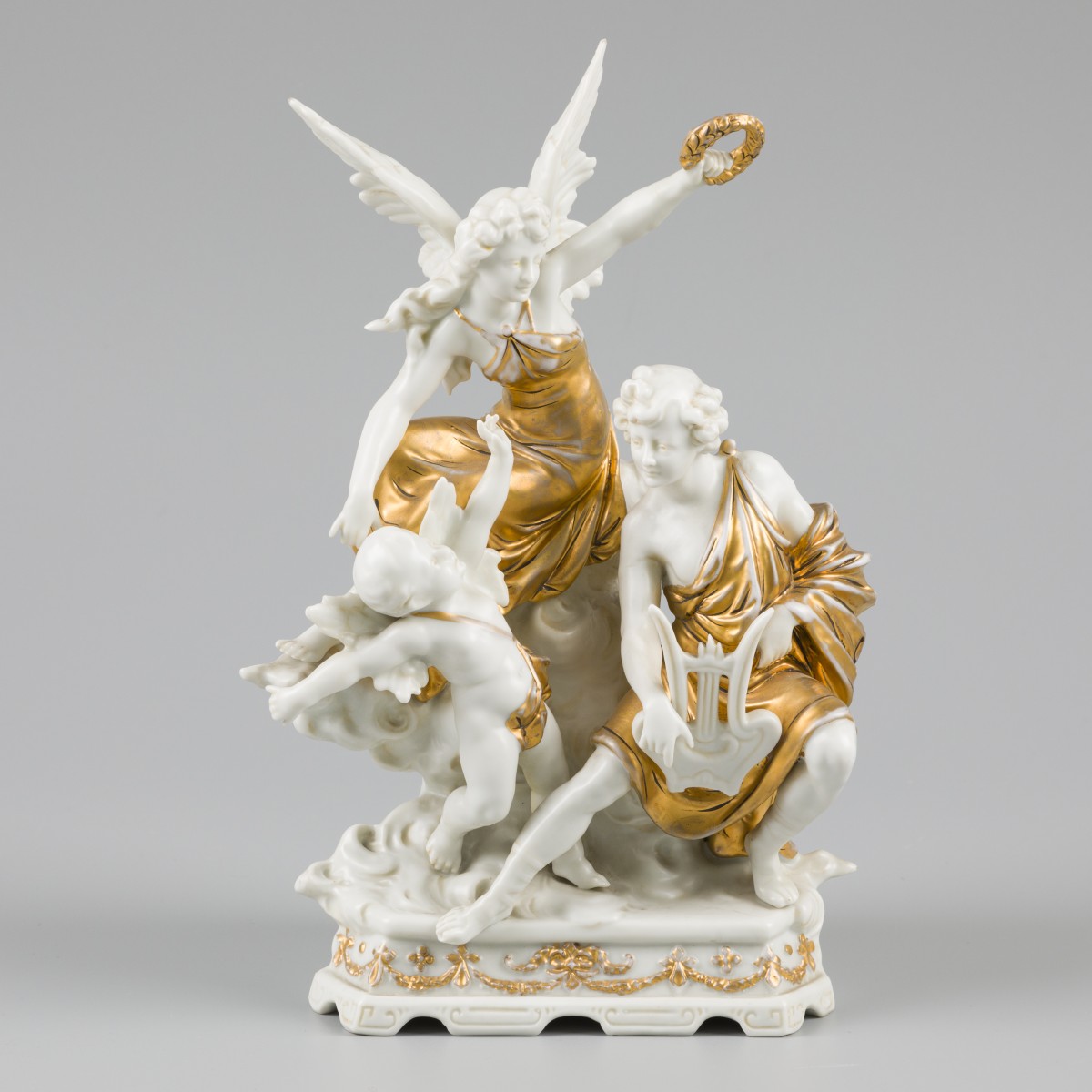 Een porseleinen figuurstuk van de Overwinning (Nikè/ Victoria) die Apollo lauwert, Duitsland, ca. 1900.