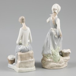 Een lot bestaande uit (2) porseleinen figuurstukken, wasvrouwtje en naaistertje, Spanje, 2e helft 20e eeuw.