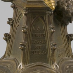 Een goud geverfd bronzen beeld voorstellende aartsengel Michael, Frankrijk, eind 19e eeuw.