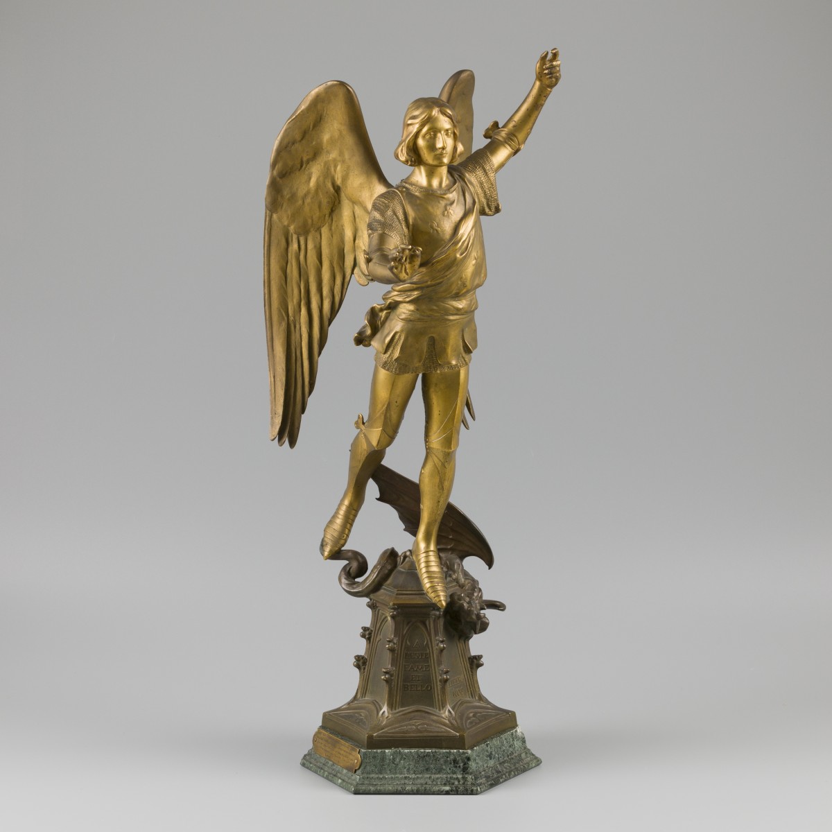 Een goud geverfd bronzen beeld voorstellende aartsengel Michael, Frankrijk, eind 19e eeuw.
