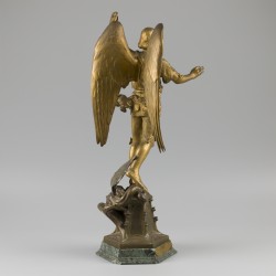 Een goud geverfd bronzen beeld voorstellende aartsengel Michael, Frankrijk, eind 19e eeuw.