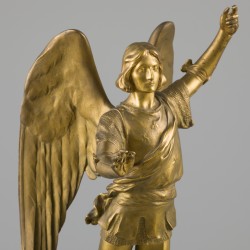 Een goud geverfd bronzen beeld voorstellende aartsengel Michael, Frankrijk, eind 19e eeuw.