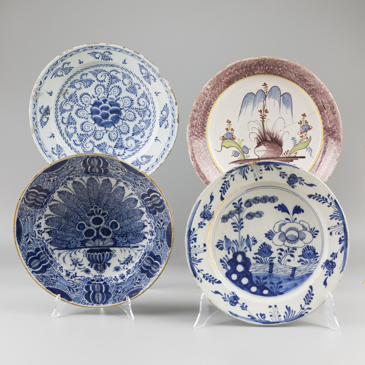Een lot van (4) aardewerk schotels met diverse decors. Delft, 18e eeuw.