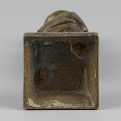 Een bronzen sculptuur van een peuter met de handen in de zakken, België, ca. 1920.