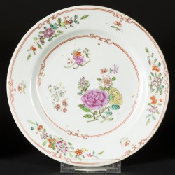 Een set van (2) porseleinen famille rose borden met bloemendecor. China, 18e eeuw.