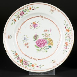 Een set van (2) porseleinen famille rose borden met bloemendecor. China, 18e eeuw.