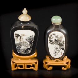 Een collectie van (5) houten snuff bottles ingelegd met been plaquettes. China, eind 20e eeuw.