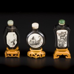 Een collectie van (5) houten snuff bottles ingelegd met been plaquettes. China, eind 20e eeuw.