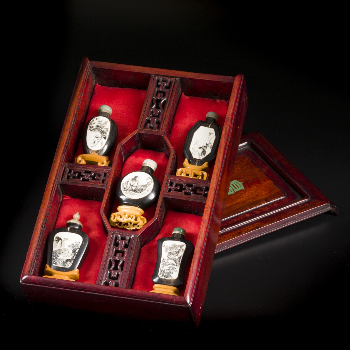 Een collectie van (5) houten snuff bottles ingelegd met been plaquettes. China, eind 20e eeuw.