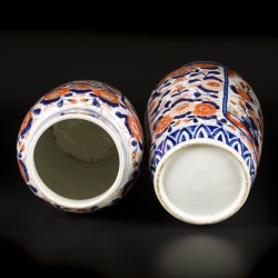 Een set van (2) porseleinen vazen met Imari decor. Japan, eind 19e eeuw.