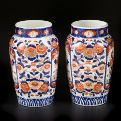 Een set van (2) porseleinen vazen met Imari decor. Japan, eind 19e eeuw.