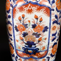 Een set van (2) porseleinen vazen met Imari decor. Japan, eind 19e eeuw.