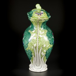 Een porseleinen (dubbele) vaas met floraal decor. China, eind 20e eeuw.