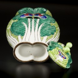 Een porseleinen (dubbele) vaas met floraal decor. China, eind 20e eeuw.