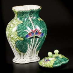 Een porseleinen (dubbele) vaas met floraal decor. China, eind 20e eeuw.