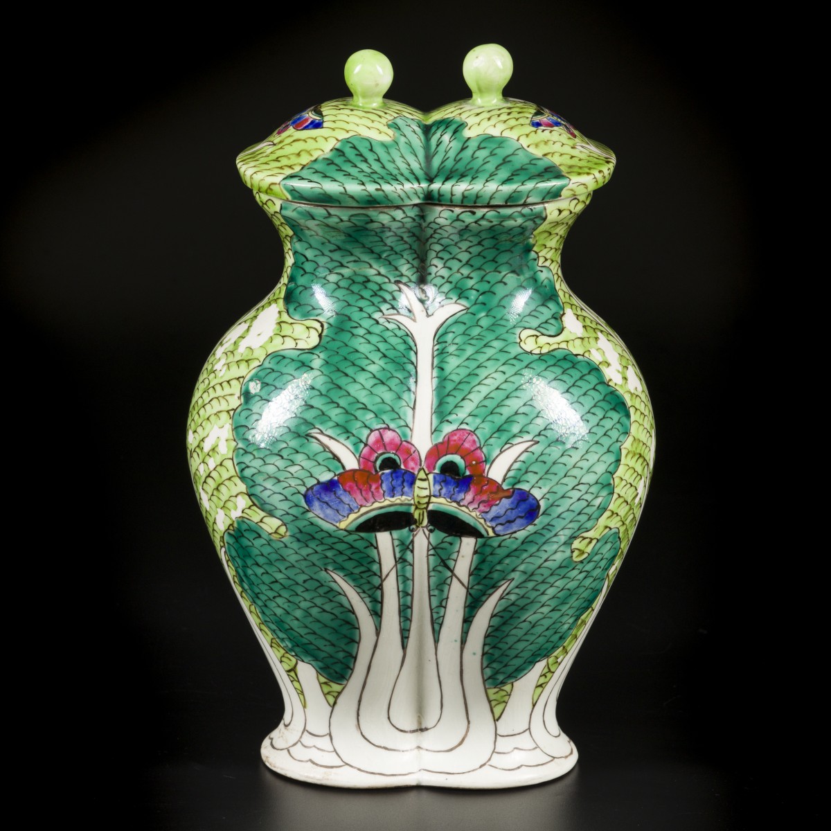 Een porseleinen (dubbele) vaas met floraal decor. China, eind 20e eeuw.